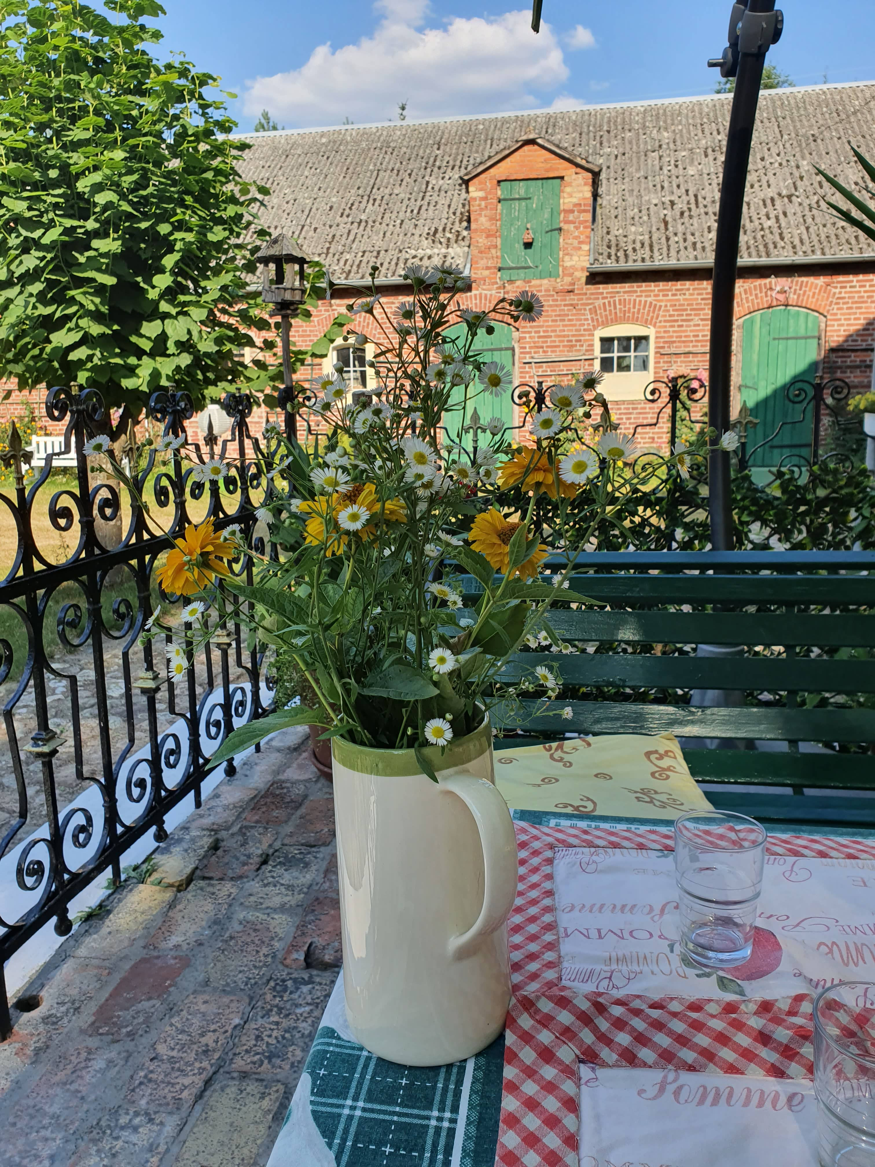 Gemütliche Terrasse mit Blumen